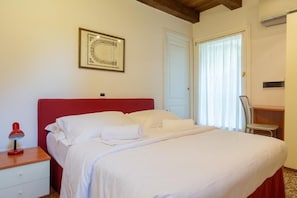 5 bedrooms, iron/ironing board, WiFi, bed sheets