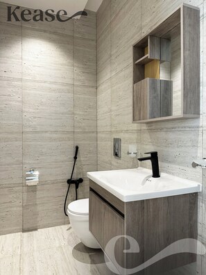 Apartemen Desain, 3 kamar tidur | Kamar mandi | Perlengkapan mandi gratis, pengering rambut, jubah mandi, dan sandal