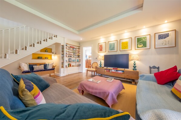 TV, fireplace - Perrystone Cottage, Burnham Market, Norfolk (Burnham Market)