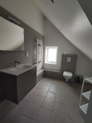 Douche, sèche-cheveux, serviettes fournies, savon