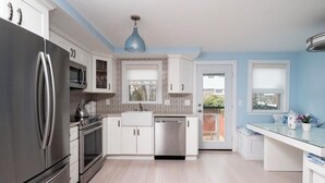 Microwave, oven, stovetop, dishwasher - Family friendly, Pet Friendly House in Port Norfolk! Hidden Gem! (Boston)