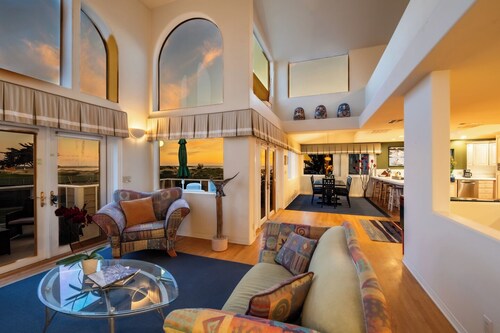 20% Off Feb 15-March 15! Walk To Beach, Jacuzzi