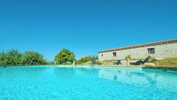 Szezonális szabadtéri medence, napernyők és napozóágyak