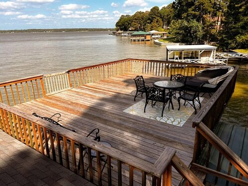 One Acre Lakefront Home, Indian Hills Peninsula.  Pet friendly !