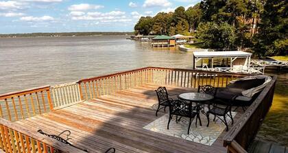 One Acre Lakefront Home, Indian Hills Peninsula. Pet friendly !