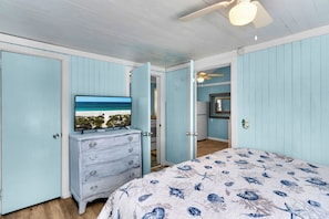 1 bedroom, free WiFi, bed sheets - Salty Seahorse Bungalow | Walk to Beach | King Bed |Porch| Near Thomas Donuts (Panama City Beach)