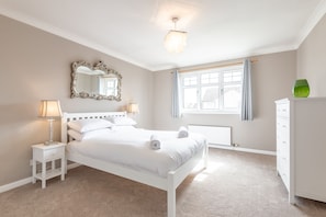 5 عدّة غرف نوم ومكواة/لوح كي وواي فاي مجانًا وملاءات أسرّة