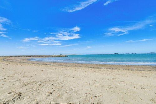 Peaceful Eureka Beach Cottage w/ 30-foot Dock