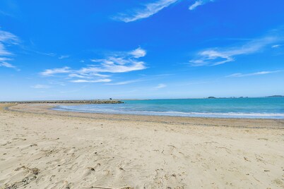 Peaceful Eureka Beach Cottage w/ 30-foot Dock