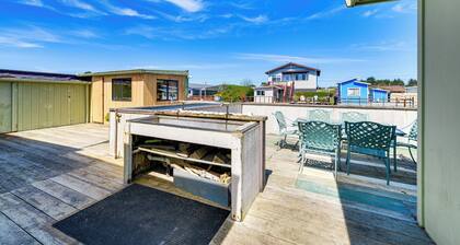 Peaceful Eureka Beach Cottage w/ 30-foot Dock