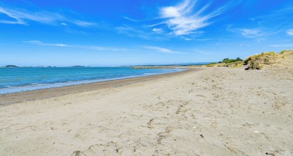 Peaceful Eureka Beach Cottage w/ 30-foot Dock