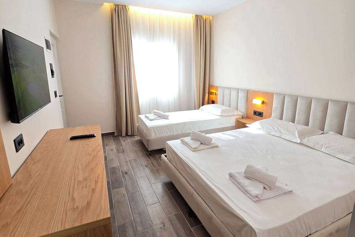 Kamar Triple Deluks | 1 kamar tidur, meja kerja, Wi-Fi gratis, dan seprai linen