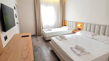 Kolmen hengen deluxe-huone | Työpöytä, ilmainen Wi-Fi, vuodevaatteet