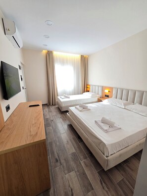 豪華三人房 | 書桌、免費無線上網、床單