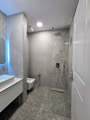 Dusj, hårføner, håndklær og såpe