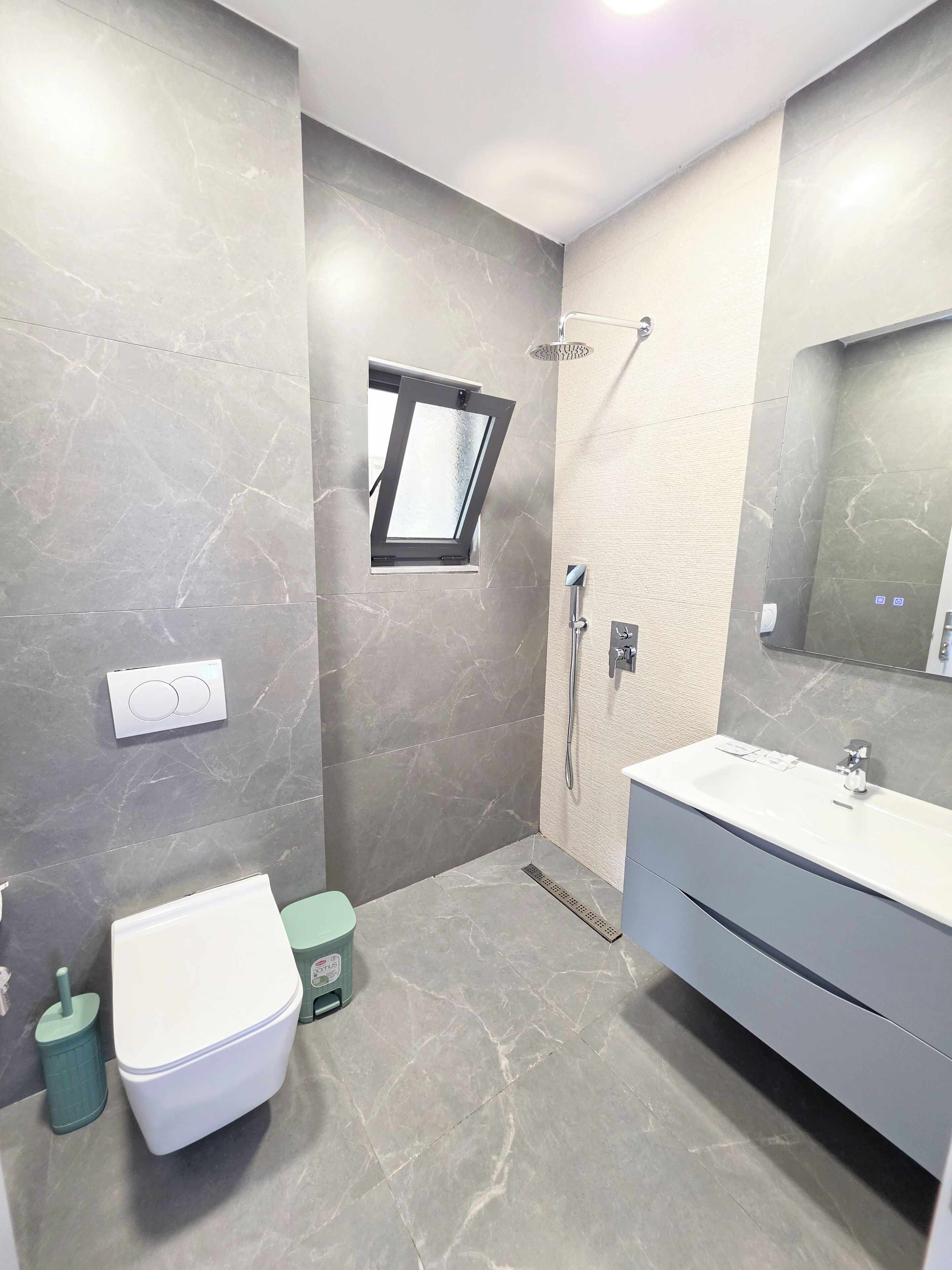 Quarto triplo superior | Banheiro | Chuveiro, secador de cabelo (mediante solicitação), toalhas de banho 