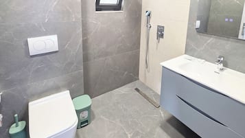 Quarto triplo superior | Banheiro | Chuveiro, secador de cabelo (mediante solicitação), toalhas de banho