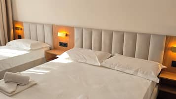 Habitación triple Deluxe | Escritorio, wifi gratis y ropa de cama