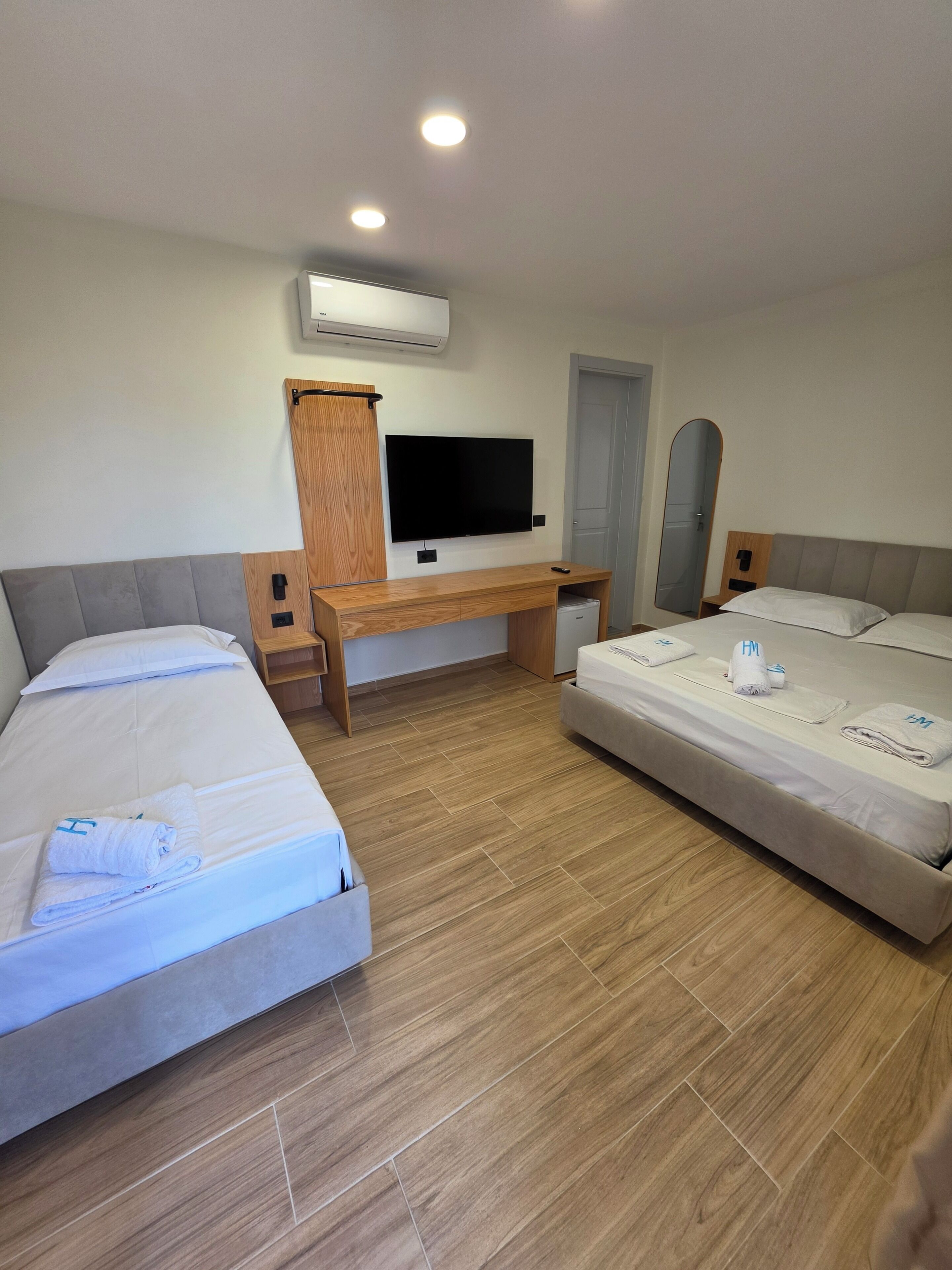 Quarto triplo superior | Escrivaninha, Wi-Fi de cortesia, roupa de cama