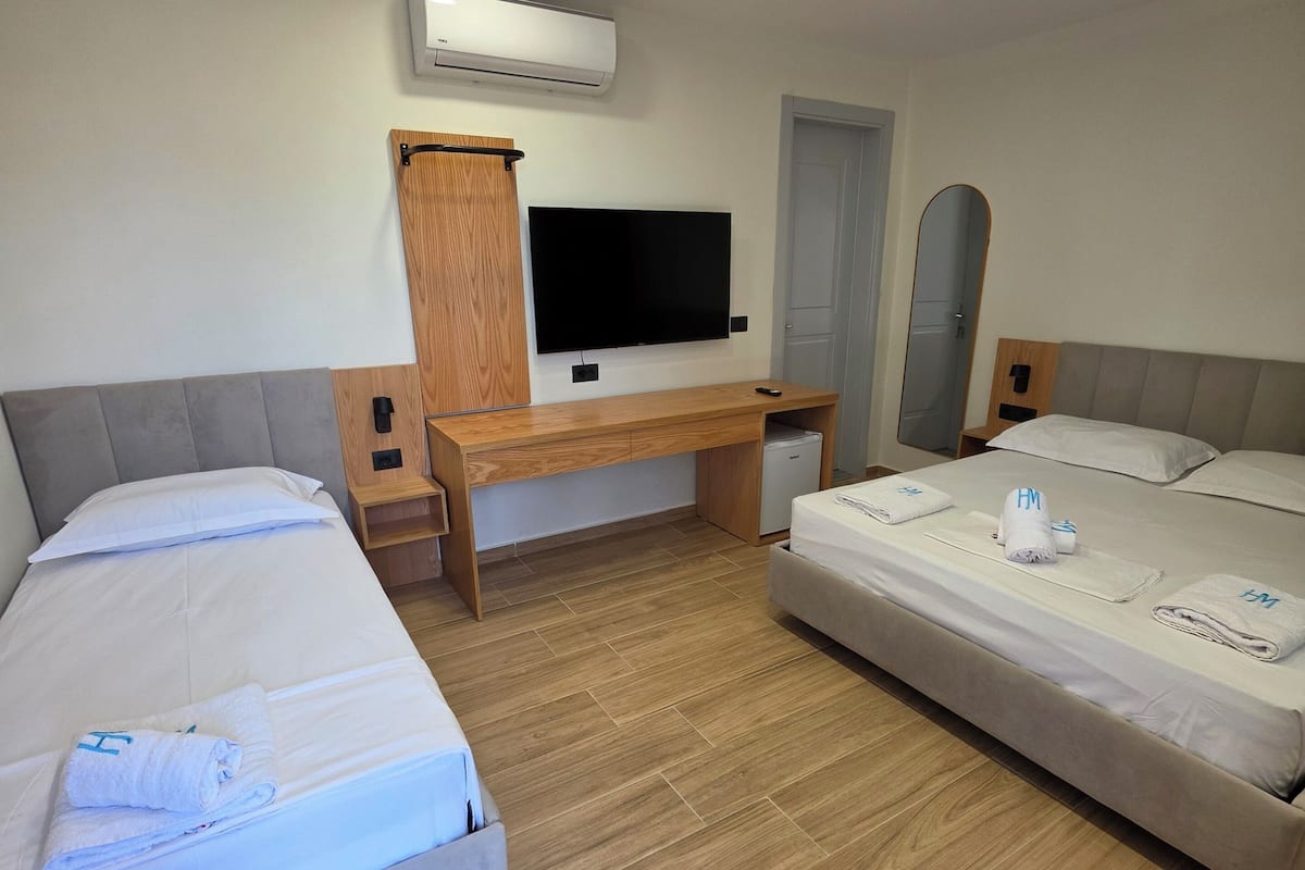 Superior Triple Room | Desk, free WiFi, bed sheets