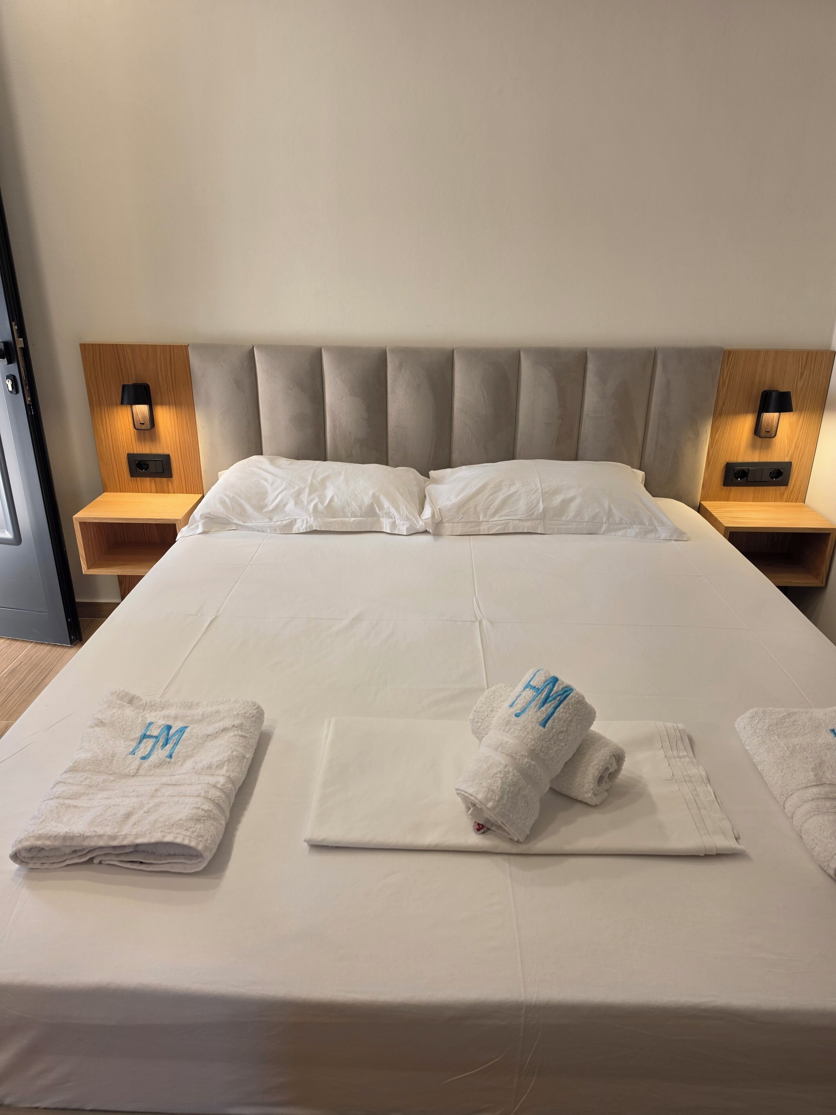 Quarto casal | Escrivaninha, Wi-Fi de cortesia, roupa de cama