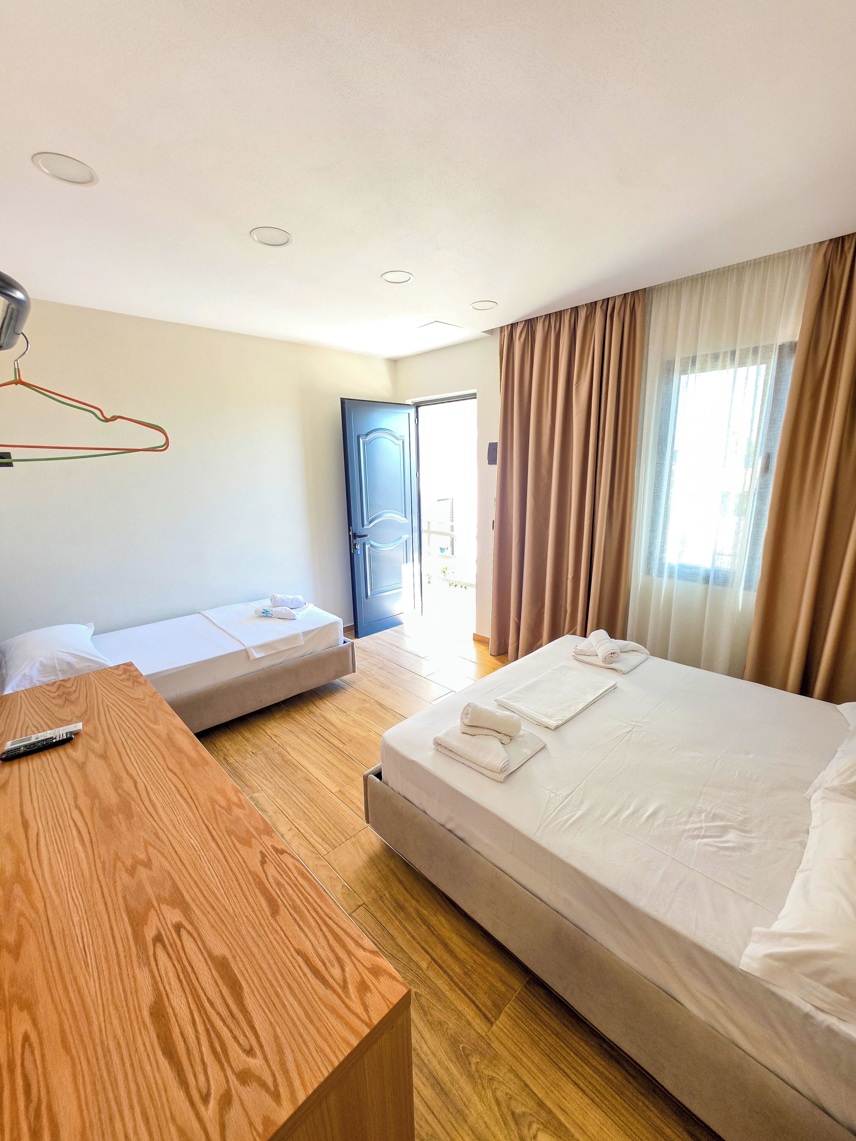 Escritorio, wifi gratis y ropa de cama 