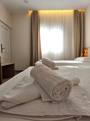 Desk, free WiFi, bed sheets - Azure Hotel Dhermi (Himarë)