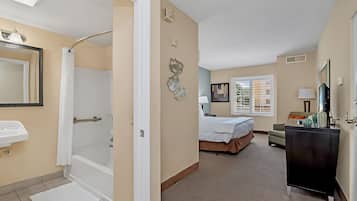 Tabla de planchar con plancha, wifi y ropa de cama