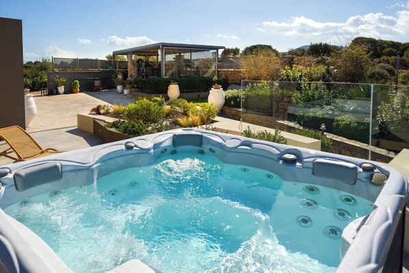 Outdoor spa tub - Luxury loft with outdoor jacuzzi (Marnellides  Řecko)