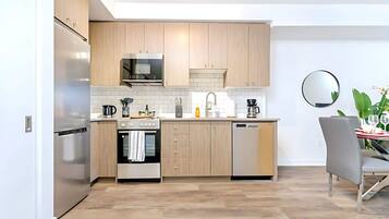 Fridge, microwave, stovetop, dishwasher