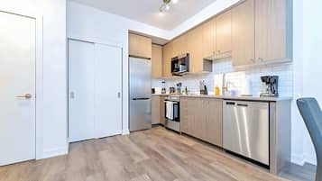 Fridge, microwave, stovetop, dishwasher