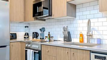 Fridge, microwave, stovetop, dishwasher