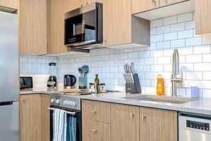 Fridge, microwave, stovetop, dishwasher