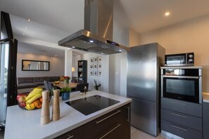 Kühlschrank, Mikrowelle, Ofen, Herdplatte