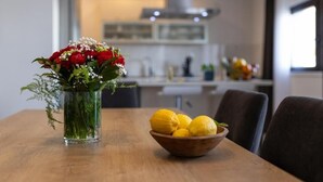 A dining table with a vase of red roses and a bowl of lemons. - 3 minutes from the sea! Florami apartment. Pet-Friendly! (Kaštel Stari)