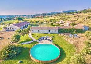 Seasonal outdoor pool, pool umbrellas, sun loungers - B & B with swimming-pool in Badesi (Badesi)