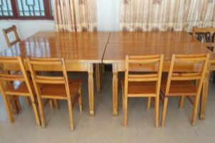 Una mesa rectangular de comedor con seis sillas de madera.