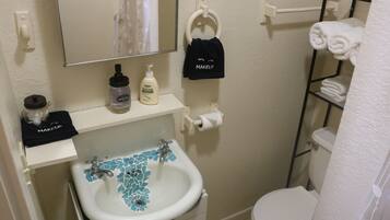 Douche, séchoir à cheveux, serviettes fournies, savon