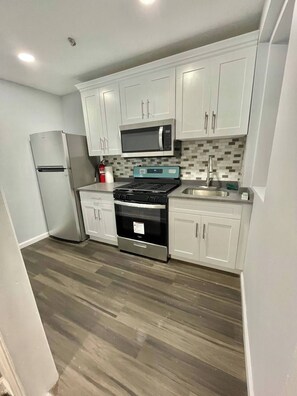 Fridge, microwave, oven, stovetop - Beautiful 1 BR Apt Basment,35 min to NYC (Newark)