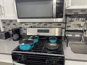 Refrigerador, microondas, horno, placa de cocina