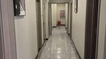 Un pasillo con puertas a ambos lados, que conduce a habitaciones.