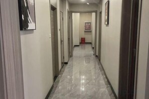 A corridor with doors on both sides, leading to rooms. - Huainan Longmen Hotel (Huainan)
