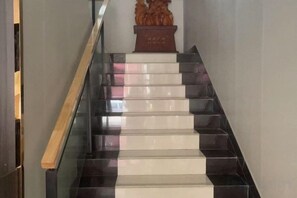 A staircase with alternating black and white steps leading to a landing. - Huainan Longmen Hotel (Huainan)