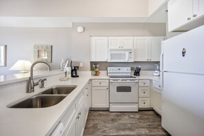 Fridge, microwave, oven, stovetop - Beautiful Sunrise~Sunset 1st floor views w/Parking (Panama City Beach)