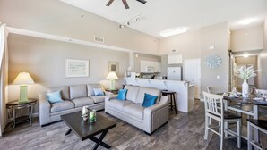 Een moderne woonkamer met een zithoek, een salontafel en een eethoek met een tafel en stoelen.