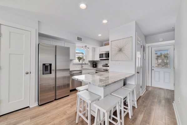 Réfrigérateur, four à micro-ondes, un four, surface de cuisson