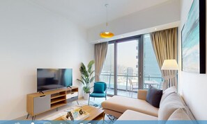 Ein modernes Apartment mit Fernseher, Sofa und Essbereich. Es bietet Platz für 4 Gäste, verfügt über 2 Betten und 2 Bäder.