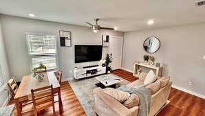 Unclassified image, 2 of 18, button - 3 BR Luxury Home - Downtown + Airport (Houston)