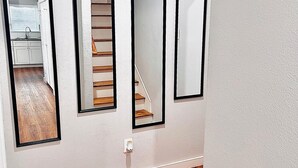 Unclassified image, 3 of 18, button - 3 BR Luxury Home - Downtown + Airport (Houston)