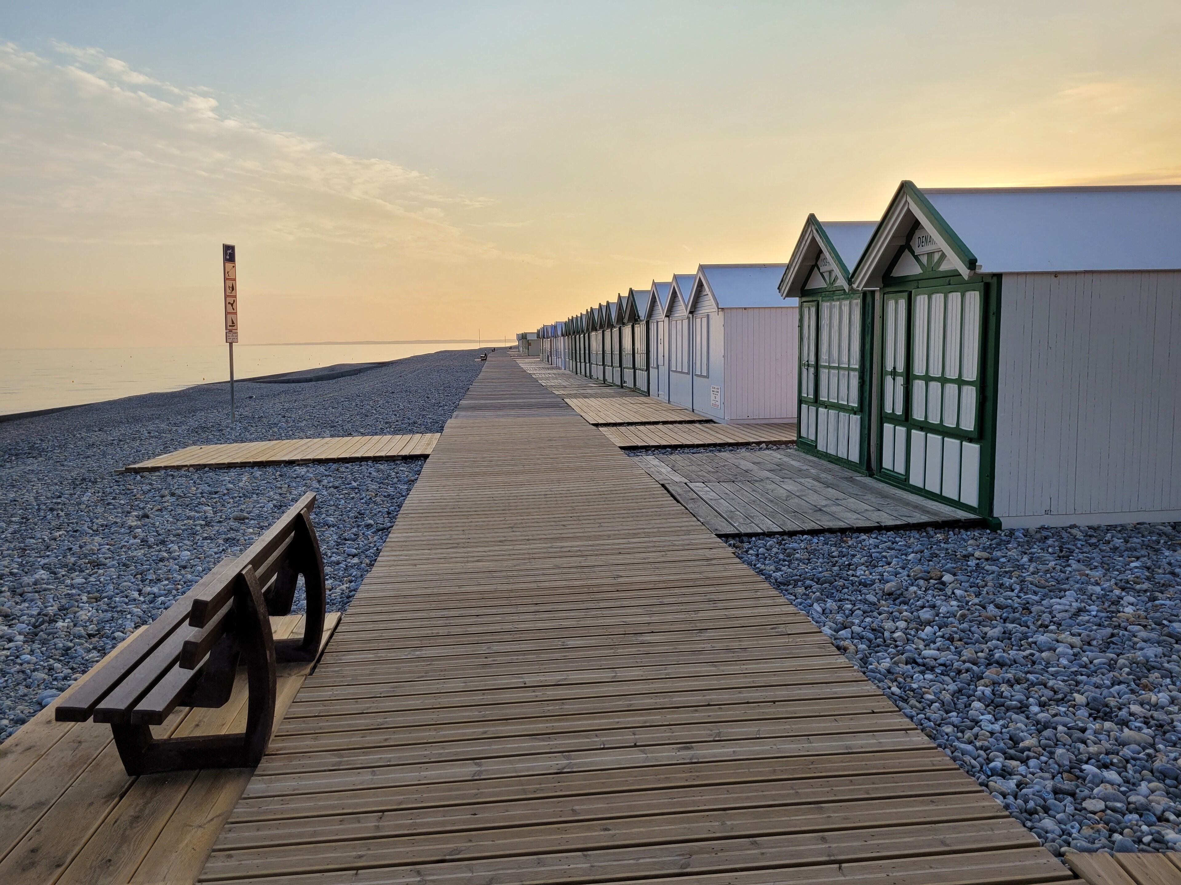 Accommodatie ligt op het strand, ligstoelen